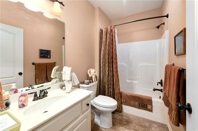 908 SW Olympia Court, Lee's Summit, MO 64082