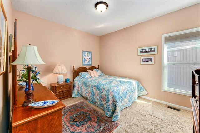 908 SW Olympia Court, Lee's Summit, MO 64082