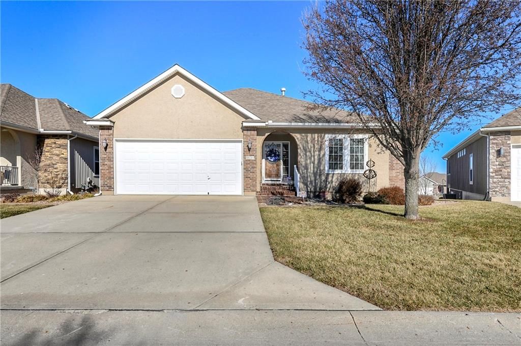 908 SW Olympia Court, Lee's Summit, MO 64082