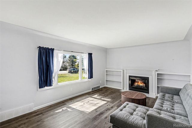 4382 Lahring Road, Fenton Charter Township, MI 48451