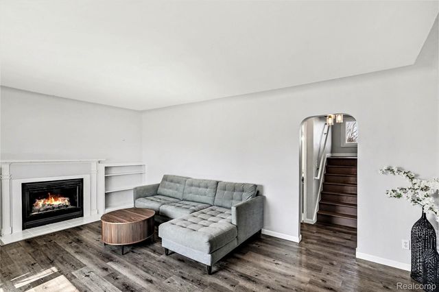 4382 Lahring Road, Fenton Charter Township, MI 48451