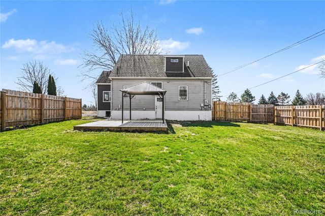 4382 Lahring Road, Fenton Charter Township, MI 48451