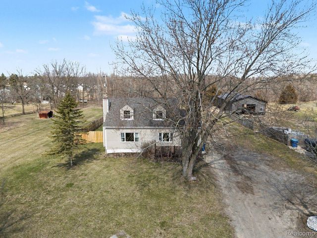 4382 Lahring Road, Fenton Charter Township, MI 48451