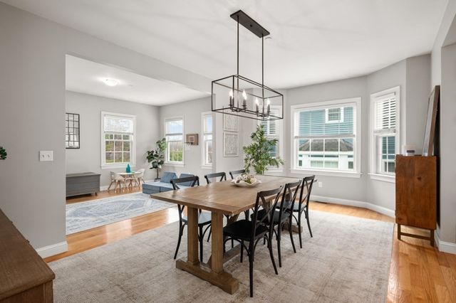 8 Gates Ln A, Wakefield, MA 01880