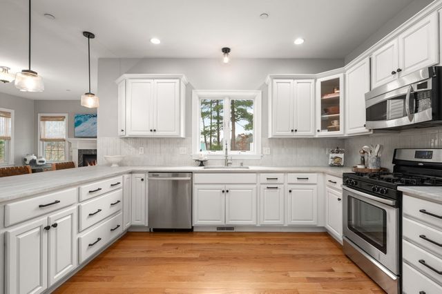 8 Gates Ln A, Wakefield, MA 01880