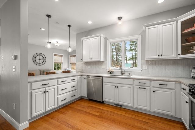 8 Gates Ln A, Wakefield, MA 01880