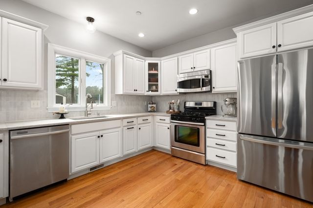 8 Gates Ln A, Wakefield, MA 01880