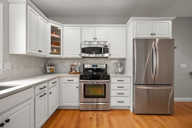 8 Gates Ln A, Wakefield, MA 01880