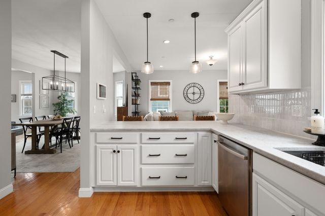 8 Gates Ln A, Wakefield, MA 01880