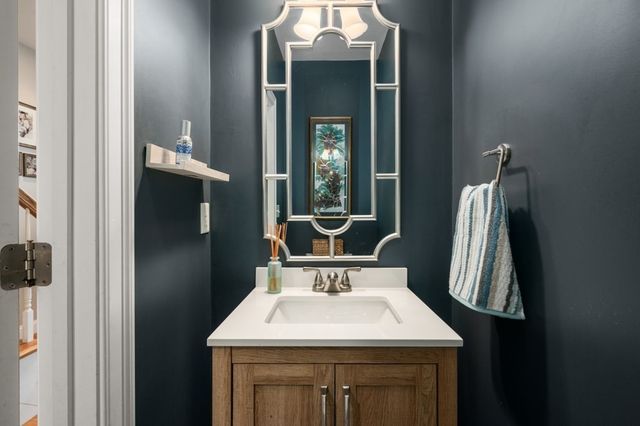 8 Gates Ln A, Wakefield, MA 01880