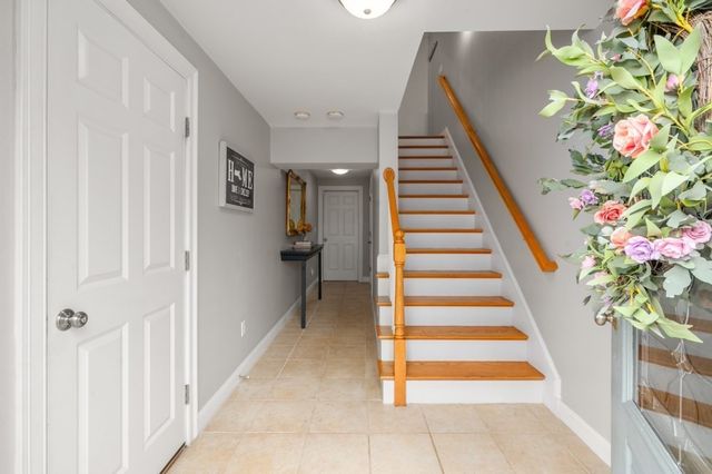 8 Gates Ln A, Wakefield, MA 01880