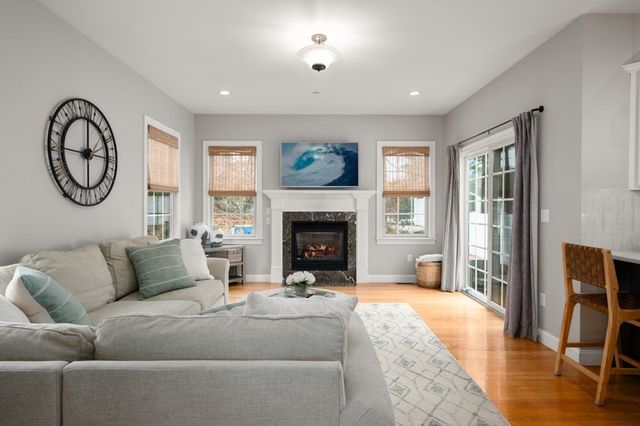 8 Gates Ln A, Wakefield, MA 01880