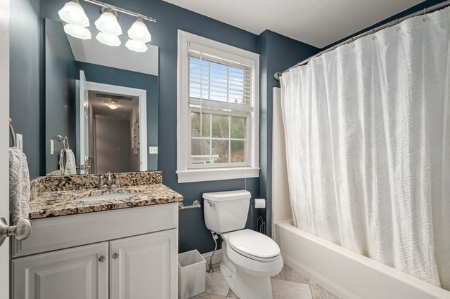 8 Gates Ln A, Wakefield, MA 01880