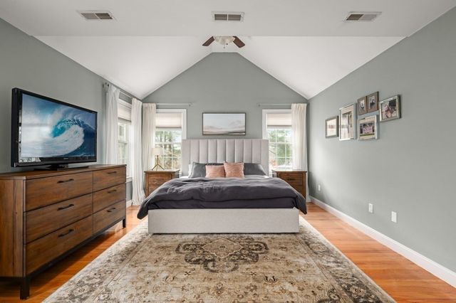 8 Gates Ln A, Wakefield, MA 01880