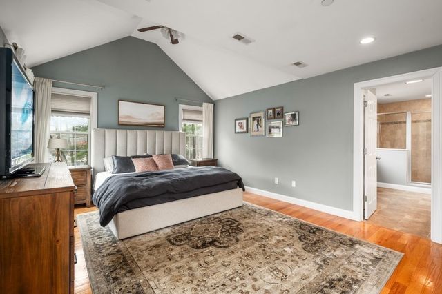 8 Gates Ln A, Wakefield, MA 01880