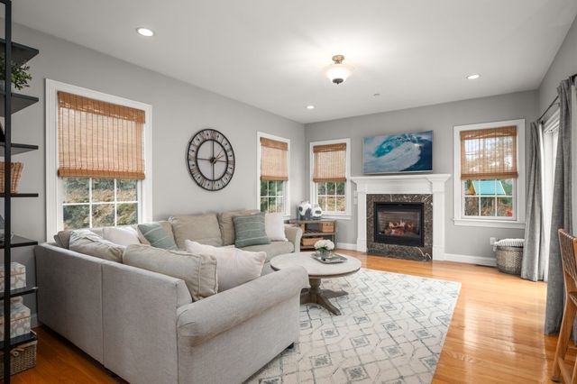 8 Gates Ln A, Wakefield, MA 01880