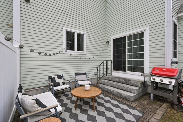 8 Gates Ln A, Wakefield, MA 01880