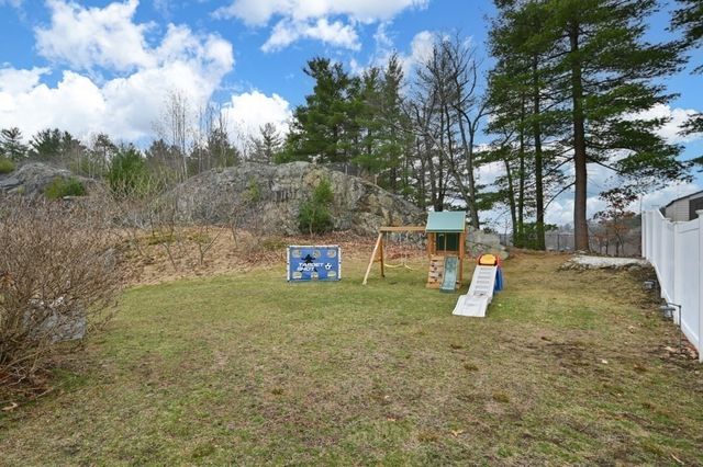 8 Gates Ln A, Wakefield, MA 01880