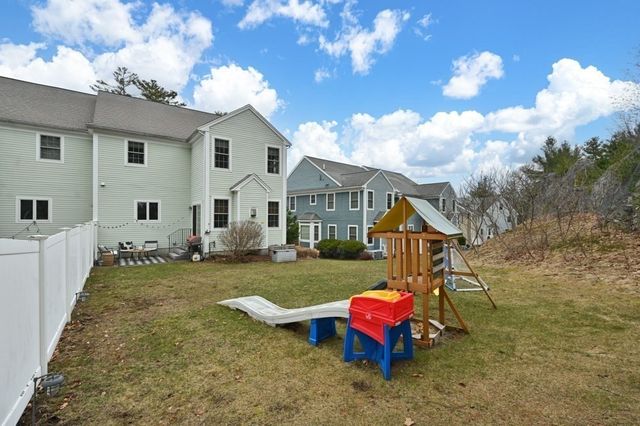 8 Gates Ln A, Wakefield, MA 01880