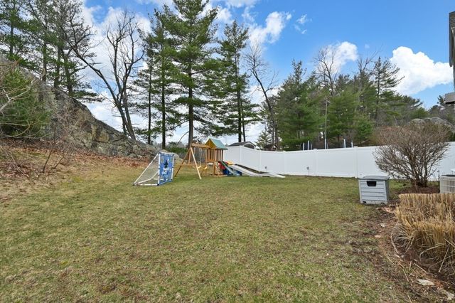 8 Gates Ln A, Wakefield, MA 01880