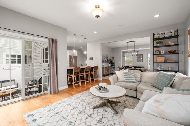 8 Gates Ln A, Wakefield, MA 01880