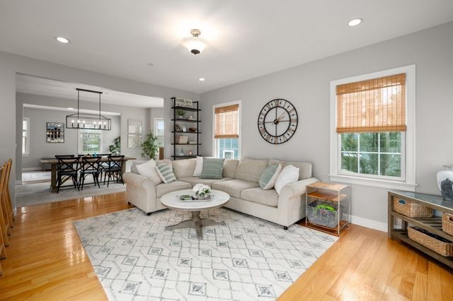 8 Gates Ln A, Wakefield, MA 01880