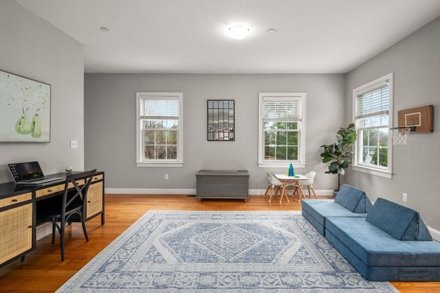 8 Gates Ln A, Wakefield, MA 01880