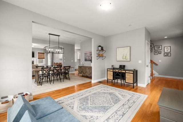 8 Gates Ln A, Wakefield, MA 01880