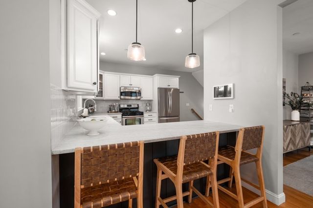 8 Gates Ln A, Wakefield, MA 01880