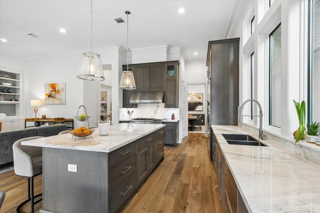 3020 Lake Street, Houston, TX 77098