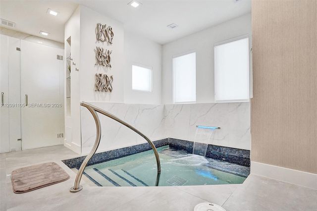 4775 Collins Avenue 2207, Miami Beach, FL 33140