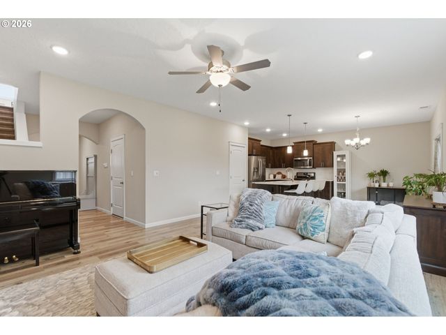 21180 PEYTON Cir, Aurora, OR 97002