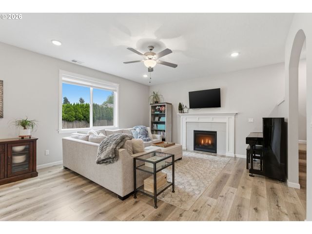21180 PEYTON Cir, Aurora, OR 97002