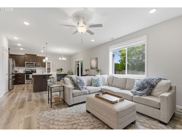 21180 PEYTON Cir, Aurora, OR 97002