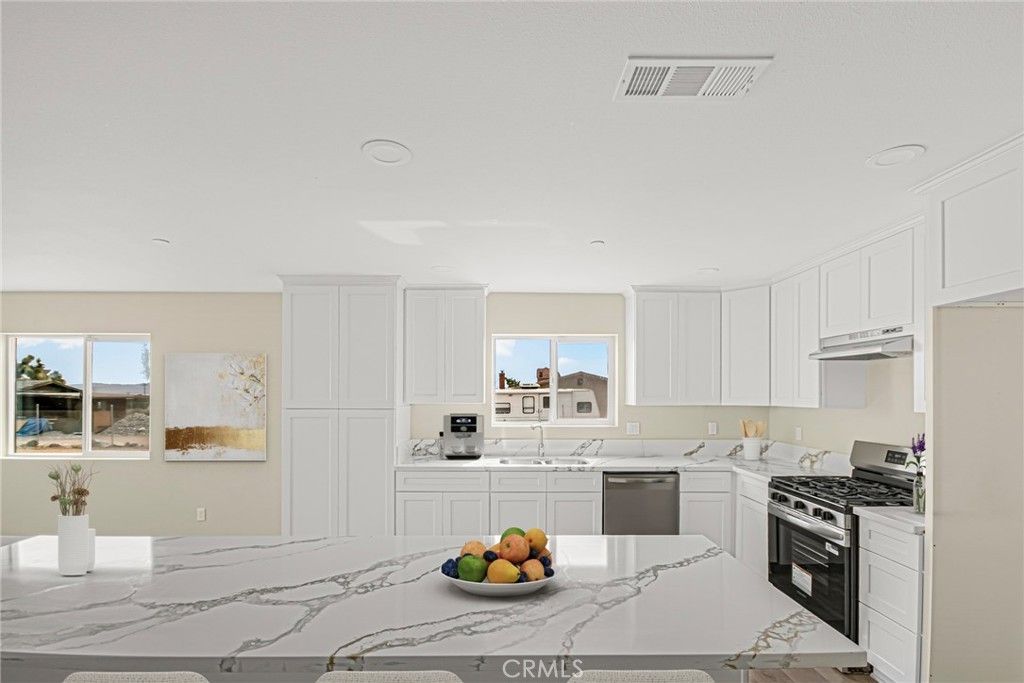 Image 9 of property listing at 15096 Walnut Street, Hesperia, CA 92345