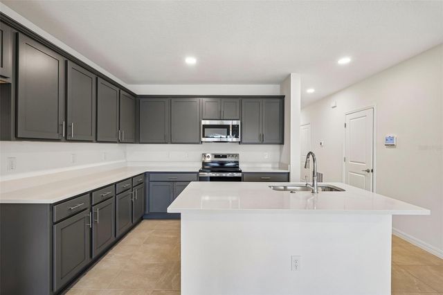 6848 HOLCOMBE DOWN DRIVE, Zephyrhills, FL 33541
