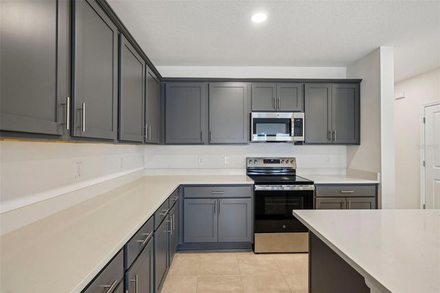 6848 HOLCOMBE DOWN DRIVE, Zephyrhills, FL 33541