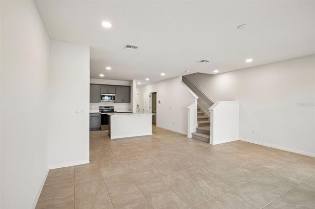 6848 HOLCOMBE DOWN DRIVE, Zephyrhills, FL 33541