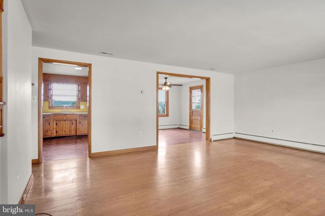 130 W HIGHLAND AVE, Spring Grove, PA 17362