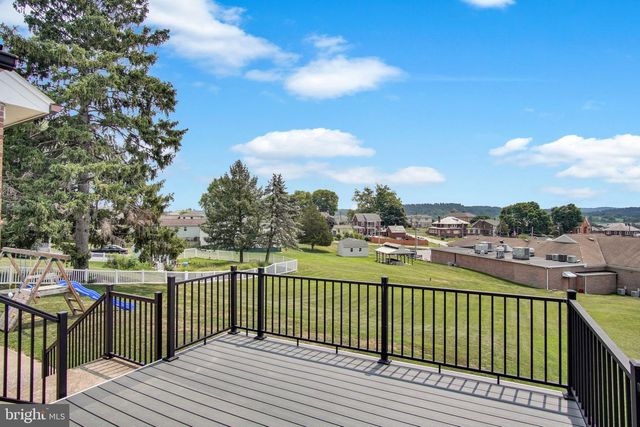 130 W HIGHLAND AVE, Spring Grove, PA 17362
