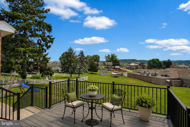 130 W HIGHLAND AVE, Spring Grove, PA 17362
