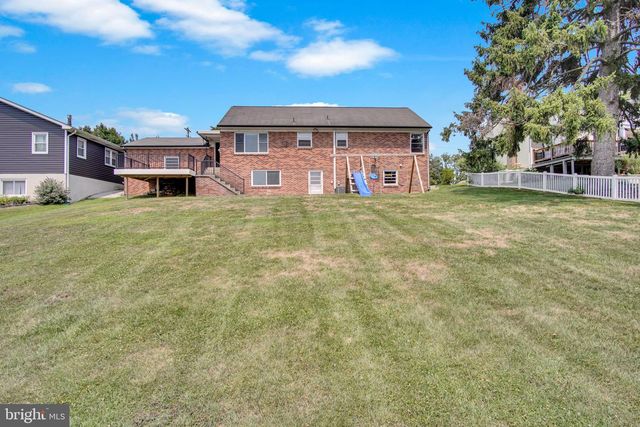 130 W HIGHLAND AVE, Spring Grove, PA 17362