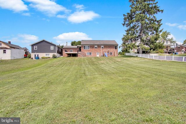 130 W HIGHLAND AVE, Spring Grove, PA 17362