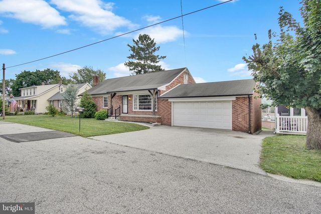 130 W HIGHLAND AVE, Spring Grove, PA 17362