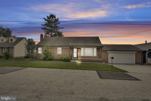 130 W HIGHLAND AVE, Spring Grove, PA 17362