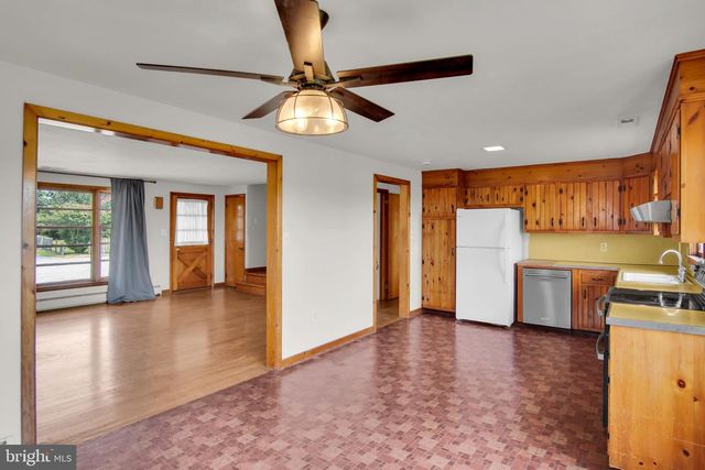 130 W HIGHLAND AVE, Spring Grove, PA 17362