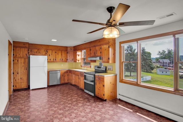 130 W HIGHLAND AVE, Spring Grove, PA 17362