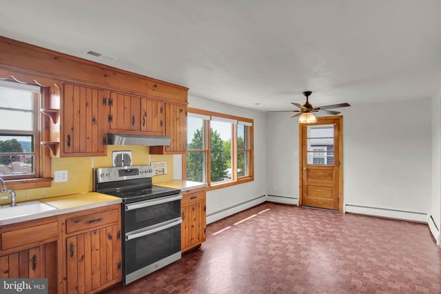 130 W HIGHLAND AVE, Spring Grove, PA 17362