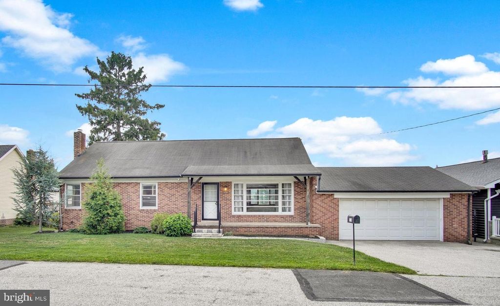 130 W HIGHLAND AVE, Spring Grove, PA 17362