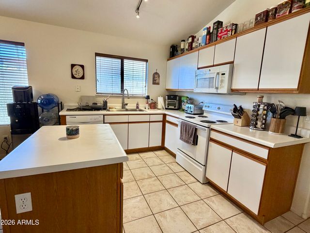 2111 E WILLIAMS Drive, Phoenix, AZ 85024